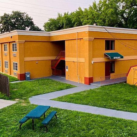 Super 8 By Wyndham Gloucester Gloucester City Exterior foto