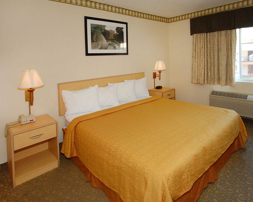 Super 8 By Wyndham Gloucester Gloucester City Habitación foto