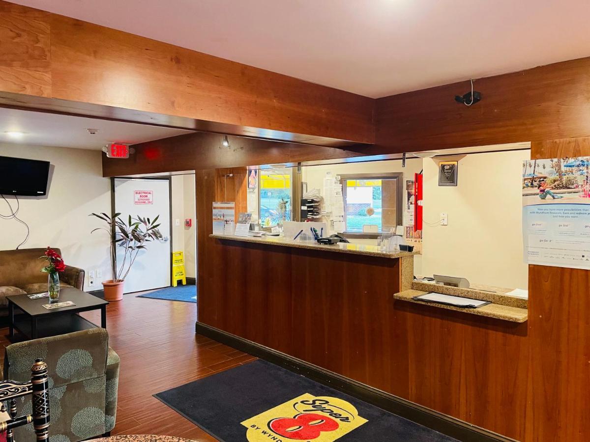 Super 8 By Wyndham Gloucester Gloucester City Exterior foto