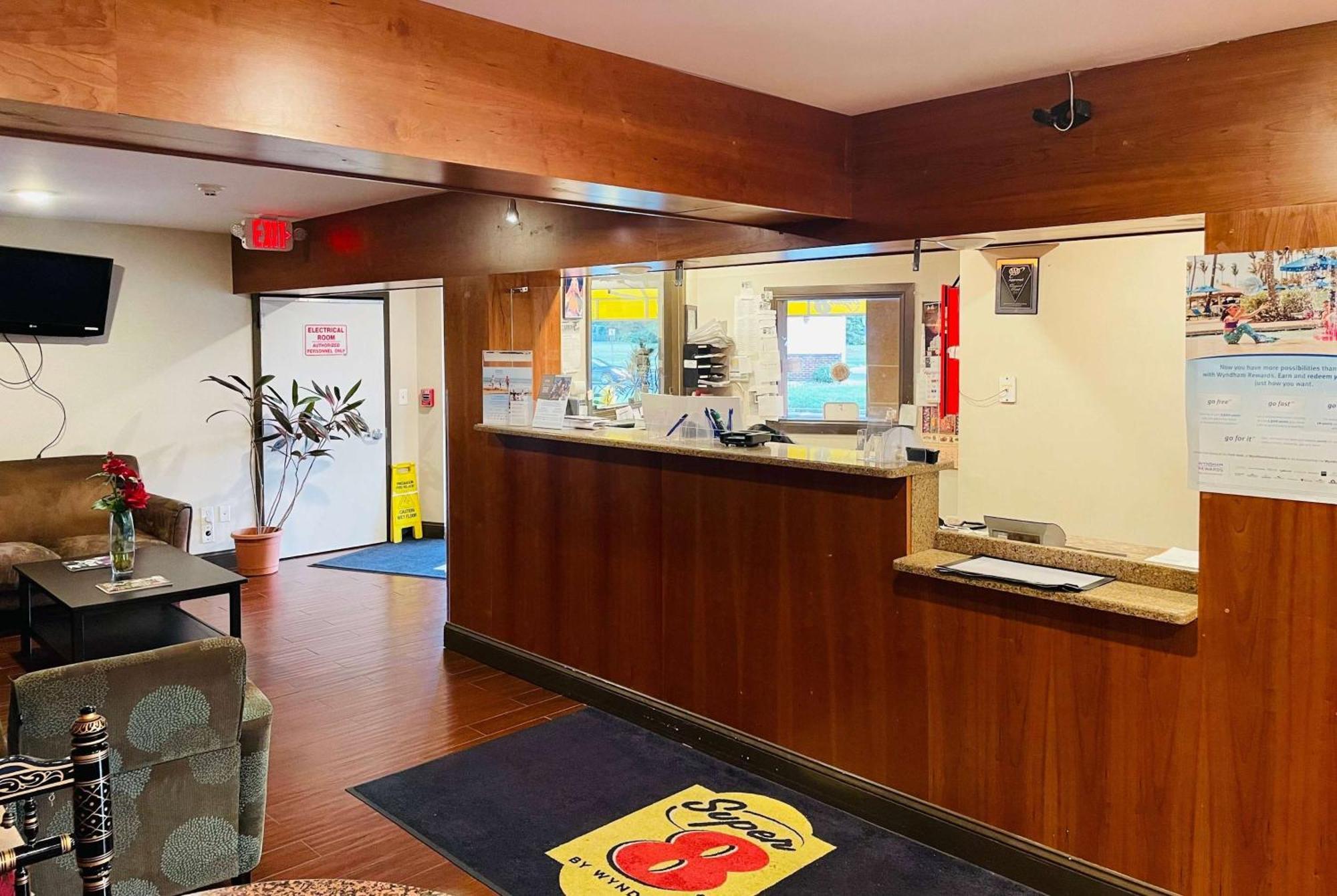 Super 8 By Wyndham Gloucester Gloucester City Exterior foto
