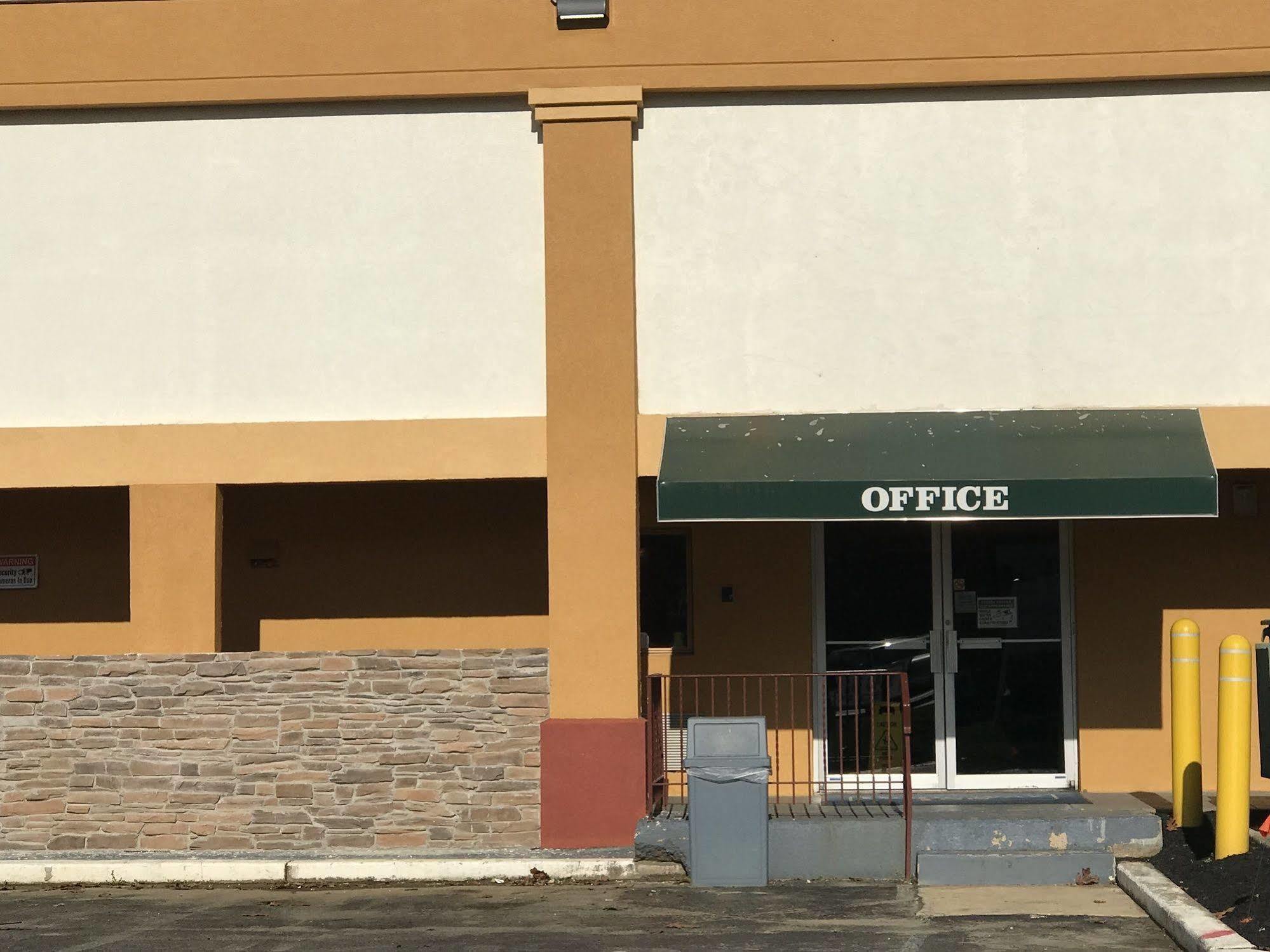 Super 8 By Wyndham Gloucester Gloucester City Exterior foto